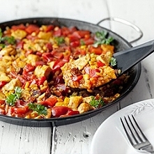 Paella z kurczakiem i chorizo