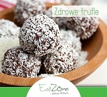 - 500 g daktyli,
- pół szklanki orzechów (np. włoskich),
- 4 łyżki ciemnego kakao,
- 1 łyżkę siemienia lnianego,
- łyżkę oleju kokosowego,
- łyżeczkę cynamonu,
- wiórki kokosowe...