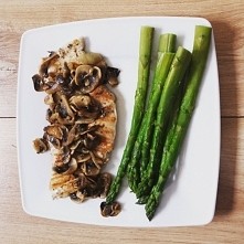 udka kurczaka w pieczarkach ze szparagami