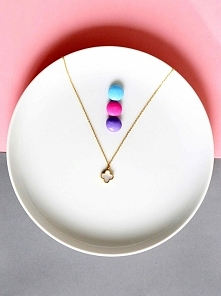 Doskonale elegancki naszyjnik THE CURSE OF THE BLACK PEARL o dwóch obliczach - z jednej strony biały, z drugiej czarny. Kto zgadnie do czego nawiązuje jego nazwa? :) ‪#‎popfactory‬