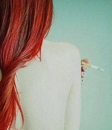 " Wszystko jest echem wszystkiego, 
wszystko jest lustrem wszystkiego,
wszystko współgra ze sobą w kanonie.
Wszyscy skończymy tak samo bez sensu."

" Ślepnąc od ś...