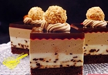 2 część
Krem straciatella.
Schłodzoną w lodówce czekoladę ścieramy na tarce na dużych oczkach.
Porządnie schłodzoną śmietankę ubijamy na pół sztywno, dodajemy cukier puder.
Żela...