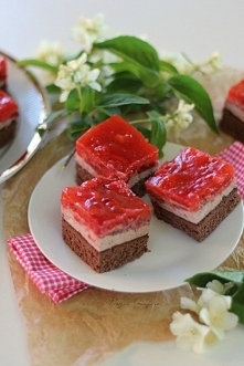 Ciasto czekoladowe z frużeliną truskawkową - CZEKOTRUSKAWKA - przepis po kliknięciu z zdjęcie.