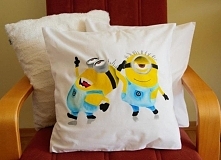 Poszewka z Minionkami :D ręcznie malowana specjalnymi farbami do tkanin. 
Zapraszam na moją stronę! :)