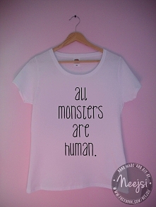 Koszulka, w całości ręcznie malowana specjalnymi farbami do tkanin. Do kupienia w bardzo niskiej i przystępnej cenie. Więcej informacji w linku podanym w komentarzu, zapraszam! :)