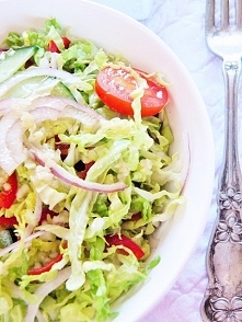 Surówka Składniki: 0,5 średniej kapusty pekińskiej 1 czerwona słodka papryka 1 średni ogórek 10 pomidorków koktajlowych 2 łodygi selera naciowego 1 czerwona cebula Sos: sok z po...