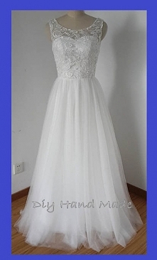 handmade

sukienka maxi
wykonana z grubej satyny,tiulu
góra ozdobiona koronka koder 
odcinana w talii 
dekolt serduszko