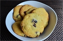 CIASTKA Z BIAŁĄ CZEKOLADĄ I ŻURAWINĄ
Bardzo proste i mięciutkie ciasteczka, mocno pachnące czekoladą. Białą czekoladę można oczywiście zastąpić mleczną lub gorzką. Innym pomysłe...