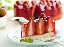 Truskawkowy bajer. Składniki:
1 i ½ szklanki mąki (250 g)
150 g cukru pudru
4 jajka
1/2 margaryna Kasia (125 g)
½ szklanka śmietany (125 ml)
1 op proszek do pieczenia 15 g
1,5 k...