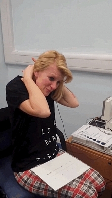 Ta kobieta urodziła się głucha i po raz pierwszy raz w życiu słyszy. Jej reakcja jest WZRUSZAJĄCA!