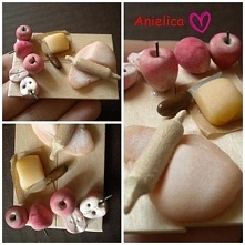 Miniaturowa scenka z robienia szarlotki z modeliny:D