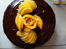 Pierwsza owocowa róża. Biszkopt (http :/ /www. mojewypieki. com/przepis/biszkopt-przepis-ii) nasączony zalewą z brzoskwiń, krem bita śmietana z kawałkami brzoskwini i najlepsza ...