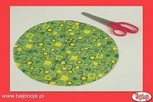 Do przygotowania górnej części rakiety będziesz potrzebować papieru dekoracyjnego w innym kolorze. Wytnij z niego koło – powinno ono być dwa razy większe niż obwód tuby.