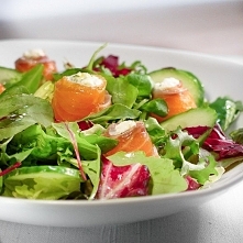 Sałata z marynowanym łososiem