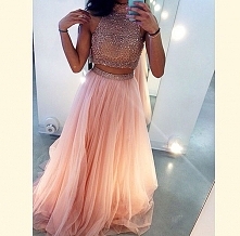 niesamowita sukienka