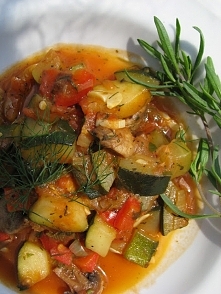 Gulasz z cukinii z bakaliami
1 duża cukinia
2 małe cebulki
2 ząbki czosnku
1 czerwona papryka
150 g pieczarek
3 suszone śliwki
3 suszone morele
garść migdałów posiekanych
puszka...