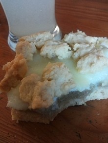 CIASTO Z RABARBAREM I BUDYNIEM. SKLADNIKI:●●●ciasto: 4szkl mąki, kostka margaryny, 4jajka, cukier puder, proszek do pieczenia. ●●● masa rabarbarowa: rabarbar( ja wzięłam pozosta...