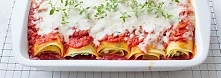 Roladki lasagne z cukinią,szpinakiem i ricottą Przygotowanie: Nadzienie: cukinię zetrzeć na tarce o większych oczkach. Szpinak umyć i poszatkować. Na patelni na łyżce oliwy pods...