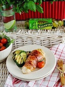 Grillowane piersi kurczaka z mozzarellą i pomidorami w kieszonce - przepis na blogu Pełny talerz