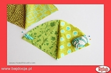 Otwórz każdy z powstałych kawałków i za pomocą szpilek, przypnij do nich małe fragmenty – głowę z przodu (ok. 1,3 cm od dolnej krawędzi), ogon na drugim końcu (w tej samej odleg...