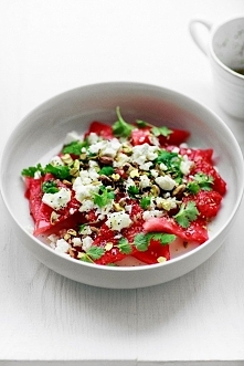 Sałatka z arbuzem i fetą 
Przygotowanie:
Składniki dressingu wymieszać w miseczce. Do salaterek włożyć kawałeczki arbuza, posypać pokruszonym serem feta i posiekanymi pistacjami...