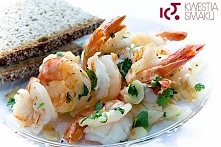 Krewetki z kolendrą i czosnkiem Przygotowanie: Mrożone krewetki rozmrozić (np. pod strumieniem bieżącej, chłodnej wody), następnie oczyścić jeśli nie są oczyszczone (naciąć po z...