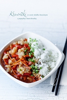 Krewetki w sosie słodko-kwaśnym Przygotowanie: Krewetki w razie potrzeby obrać i oczyścić. Paprykę pokroić na cienkie paseczki, marchewkę obrać i również pokroić w cienkie słupk...