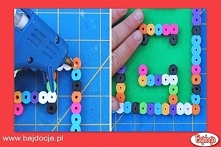 Używając papieru do prasowania, który znajduje się w zestawie z płytą, wyprasuj koraliki zgodnie z instrukcją znajdującą się na opakowaniu. Poczekaj, aż ostygną. Wytnij z podkła...