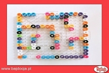 Zacznij od utworzenia z koralików ramki na płycie. Możesz pozostawić dwa otwory – jeden wzdłuż górnej, a drugi wzdłuż dolnej krawędzi ramki, które będą wyznaczały początek i kon...