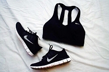 Polecam post o pewności siebie, który jest na blogu:

teyzz.blogspot.com