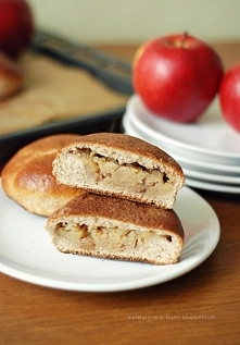 Pełnoziarniste drożdżówki z jabłkiem