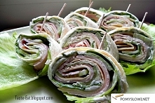 Imprezowe rollsy z tortilli- 2 wersje

Składniki:

I wersja:

- placki tortilli (z jednego placka wychodzi ok 8 rollsów)
- serek kanapkowy śmietankowy
- sałata lodowa
- żółty se...