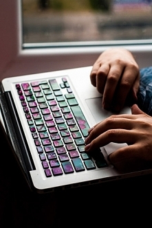 klawiatura w różowe kwiaty