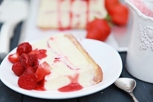 Sernik na zimno z owocami lata
Składniki:

300 g białej czekolady
600 g kremowego serka typu Philadelphia
280 ml śmietany kremówki 36 %
50 g cukru kryształu
1 łyżka żelatyny
5 ł...