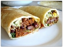 Naleśniki meksykańskie Składniki: 30 dag mięsa mielonego 1 cebula 1/2 puszki kukurydzy 1/2 puszki czerwonej fasoli 2 łyżki koncentratu pomidorowego kapusta pekińska pomidorki ko...