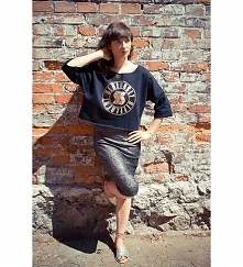 Krótka, szeroka bluza, o pr...