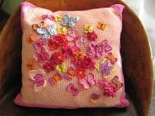 Poduchy szydełkowe, czyli pomysł na nudną kanapę lub pokój małej księżniczki.

Więcej na: lozaszydelcy.blogspot.com/