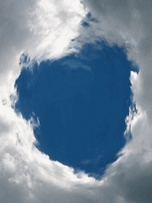 ❤



Dalekie wybrzeża ciszy
zaczynają się tuż za progiem.
Nie przefruniesz tamtędy jak ptak.
Musisz stanąć i patrzeć
coraz głębiej i głębiej,
aż nie zdołasz już odchylić
duszy o...