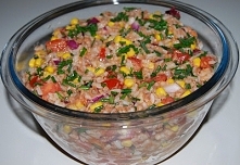 Sałatka z tuńczykiem i ryżem Uwielbiam wszelkie sałatki. W lodówce znalazłam dwie puszki tuńczyka i od razu wpadł mi pomysł na taką sałatkę z rybką. Na piątek będzie idealna. Sy...