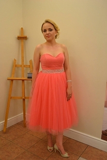 koralowa tiulowa rozkloszowana sukienka 3/4 na wesele dostępna na FB fanpage Bombowa Krawcowa