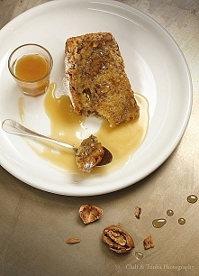 Ciasto orzechowe z sosem karmelowym - klik