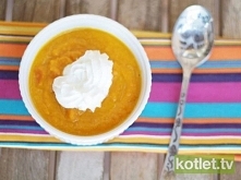 Zupa marchewkowa Przygotowanie: KROK 1: Marchewkę kroję w plasterki. Zupa marchewkowa przygotowanie KROK 2: Do garnka wlewam oliwę, wrzucam pokrojoną drobno cebulę i czosnek. Po...