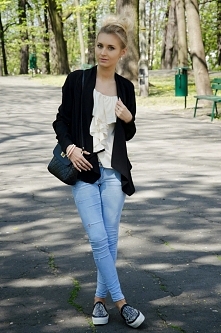 sprzedam bluzeczke i narzutkę ze zdjęcia. rozmiar s. Bluzka 50 zl z wysyłką, narzutka 40 zł, stan idealny, ubrane 2-3 razy