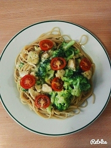 BROKUŁOWE SPHAGETTI

Składniki:
1 łyżka stołowa mąki 
1 brokuł
makaron sphagetti wieloziarnisty
pomidorki koktajlowe
serek kremowy topiony 70g
czosnek 1 ząbek
cebula
sól, pieprz...