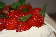 Pavlova to klasyczny deser idealny na gorące dni.