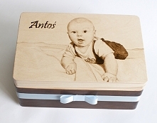 Kuferek z wypalonym zdjęciem dziecka