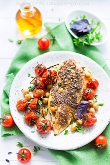 Pieczone piersi kurczaka z ciecierzycą i pomidorkami