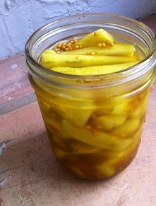 Ogórki w zalewie z curry
Składniki:

- 2 kg ogórków
- 1 litr wody
- 1 szklanka octu
- 1/3 szklanki cukru
- 3 łyżeczki soli
- 3 łyżeczki przyprawy curry
- liście selera
- gorczyc...