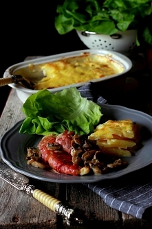 Filety z kurczaka w szynce parmeńskiej z sosem pieczarkowym