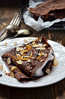 Czekoladowe crepes z kremem chantilly